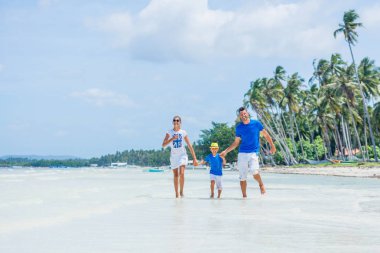 Üç plajda eğlenmek aile