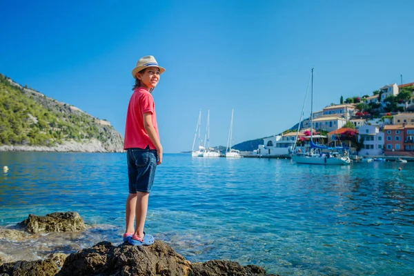 Çocuk Assos Yunanistan ada Kefalonia üzerinde. — Stok fotoğraf