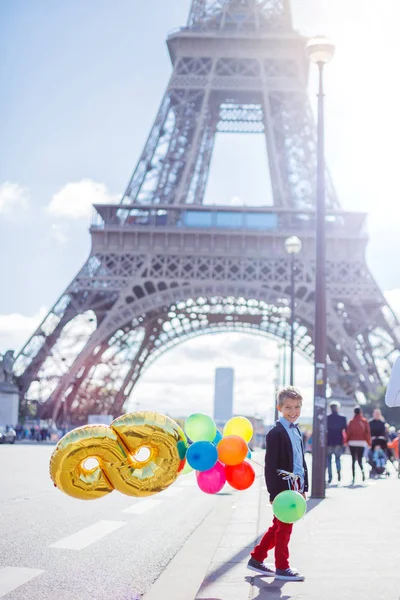 Renkli balonlar Paris'te Eyfel Kulesinin yakınında avuç çocukla.