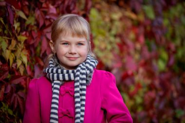 Sonbahar parkta sevimli kız