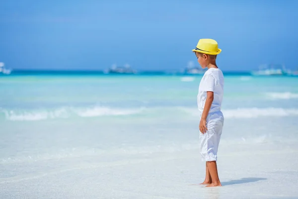 Jongen plezier op tropische oceaan strand. Kid tijdens familie zee vakantie. — Stockfoto