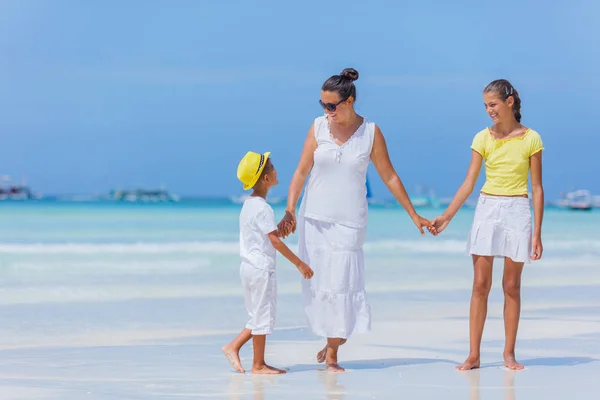 Dreiköpfige Familie amüsiert sich am Strand — Stockfoto