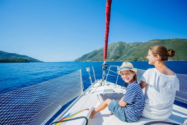 Rapaz com a irmã a bordo de um iate à vela num cruzeiro de Verão. Viagem aventura, iatismo com criança em férias em família. — Fotografia de Stock
