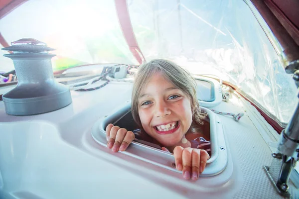 Liten pojke ombord på segelbåt på sommaren kryssning. Resor äventyr, Segling med barn på familjesemester. — Stockfoto