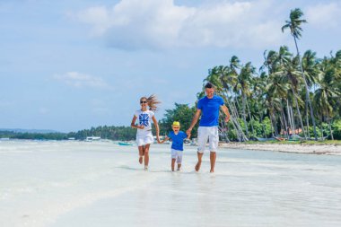 Üç plajda eğlenmek aile