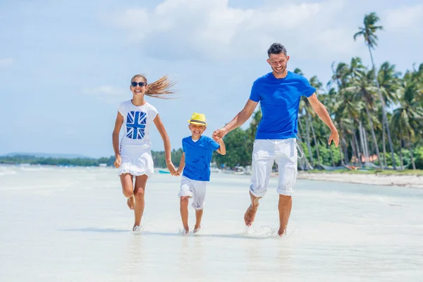 Familia de tres divirtiéndose en la playa — Foto de Stock