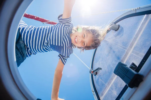 Ragazzino a bordo di yacht a vela in crociera estiva. Avventura di viaggio, yachting con bambino in vacanza in famiglia. — Foto Stock