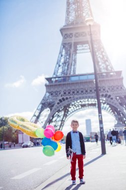 Küçük çocuk yaz gezisinde yelkenli yatında. Seyahat macerası, çocuğuyla yat gezisi..