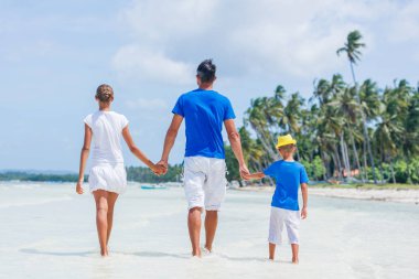 Üç plajda eğlenmek aile