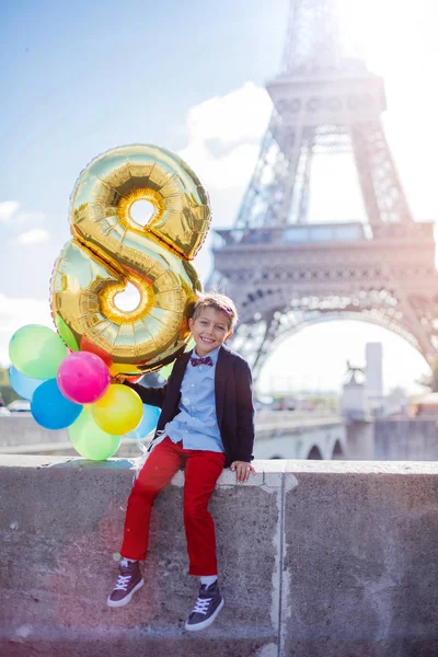 Renkli balonlar Paris'te Eyfel Kulesinin yakınında avuç çocukla.