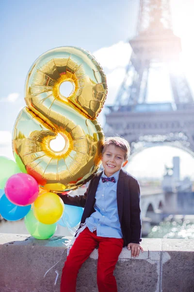 Garçon avec des ballons colorés à Paris près de la tour Eiffel . — Photo