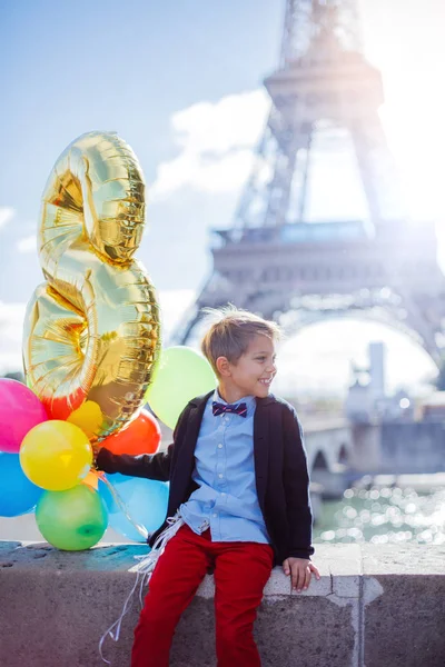 Renkli balonlar Paris'te Eyfel Kulesinin yakınında avuç çocukla.