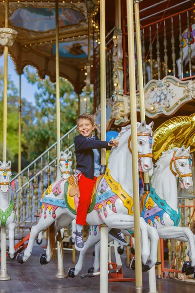 Paris'te atlıkarınca renkli balonlar avuç çocukla.