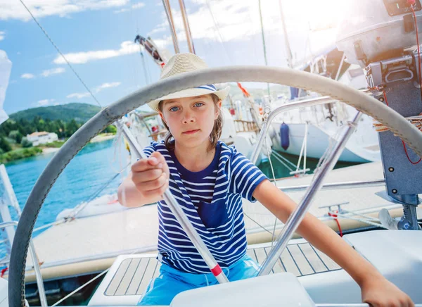 Niño a bordo de un yate de vela en un crucero de verano. Aventura de viaje, yates con niños en vacaciones en familia. — Foto de Stock