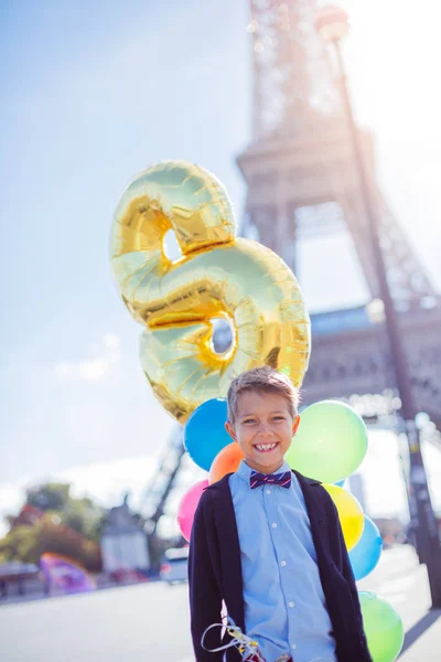 Kleine jongen aan boord van zeiljacht op zomercruise. Reis avontuur, zeilen met kind op vakantie met het gezin. — Stockfoto