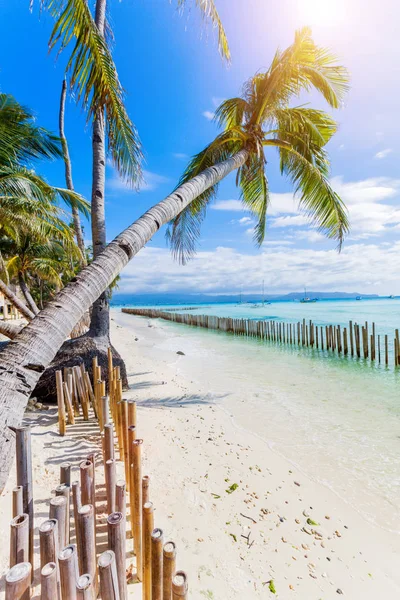 Hermosa playa y mar tropical —  Fotos de Stock
