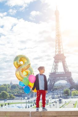 Renkli balonlar Paris'te Eyfel Kulesinin yakınında avuç çocukla.