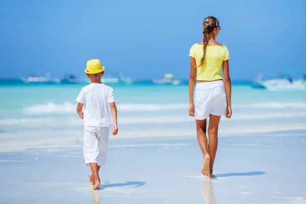 A fiú az ő húga, gyaloglás: trópusi óceán parton. Gyerek, családi tengerparti nyaralás alatt. — Stock Fotó