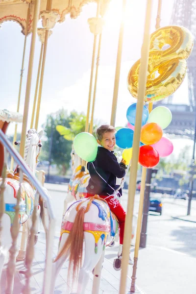 Paris'te atlıkarınca renkli balonlar avuç çocukla.