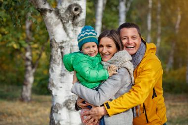 sonbahar parkta oynarken mutlu bir aile