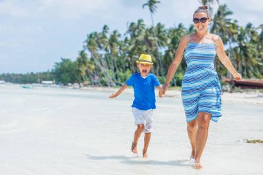 Anne ile oğlu sahilde