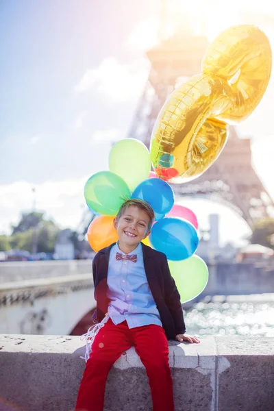 Renkli balonlar Paris'te Eyfel Kulesinin yakınında avuç çocukla.
