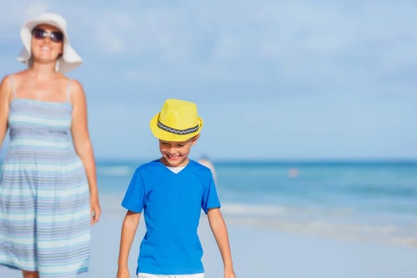 Хлопчик з матір'ю на пляжі — стокове фото