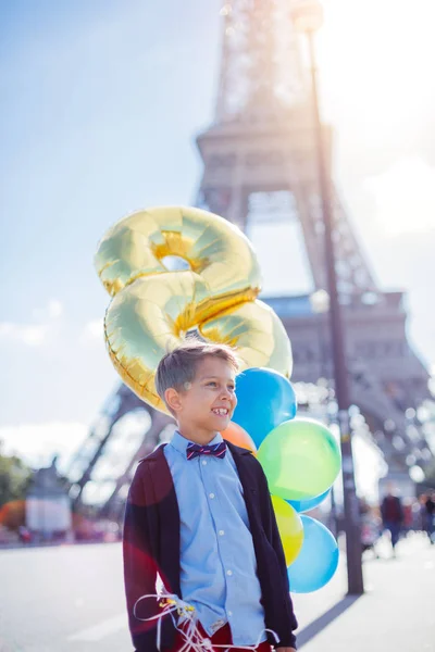 Αγόρι με μπουκέτο από πολύχρωμα μπαλόνια στο Παρίσι, κοντά στον Πύργο του Άιφελ. — Φωτογραφία Αρχείου