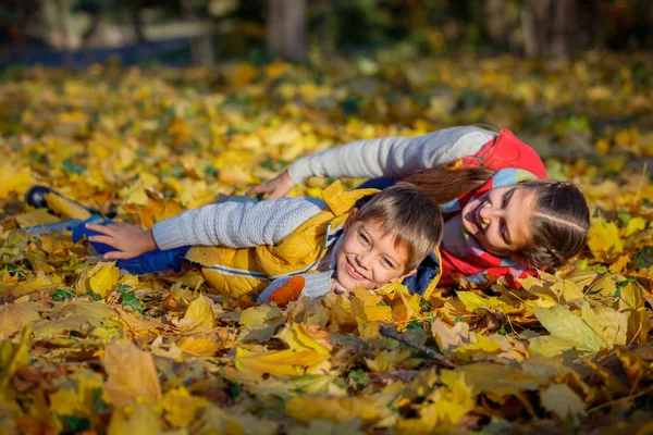 Glad bror och syster spelar på parken. — Stockfoto