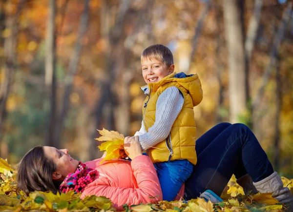 공원에서 그녀의 작은 아들과 함께 행복 한 아름 다운 어머니 — 스톡 사진