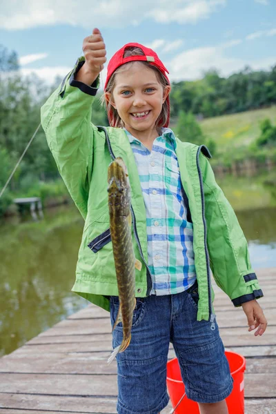 Aranyos fiú élvezte a halászati — Stock Fotó