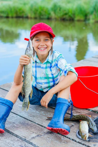 Mignon garçon apprécié l 'pêche — Photo