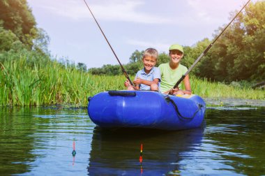 Yalnız küçük çocuk nehirde balık tutma