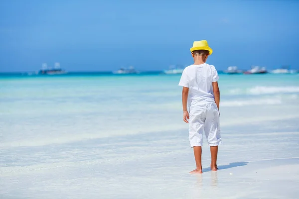 Ragazzo si diverte sulla spiaggia tropicale dell'oceano. Bambino durante le vacanze al mare in famiglia . — Foto Stock