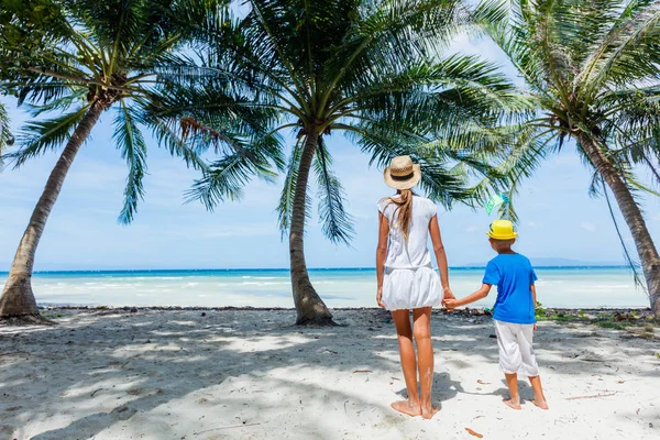 Lindos niños divirtiéndose en una playa tropical con palmeras — Foto de Stock