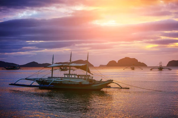 漁船と美しい夕日 — ストック写真