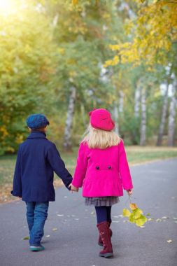 Sonbahar günü sıcak güneşli güzel sonbahar Park'ta yürüyordunuz çocuk.