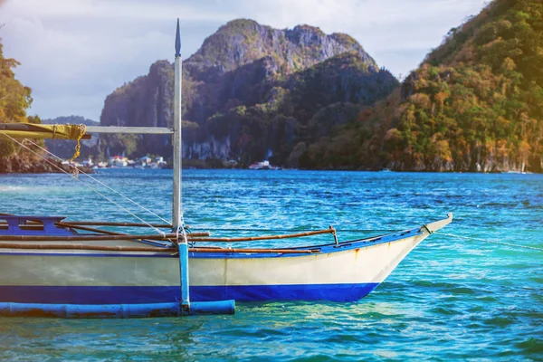 伝統的なフィリピンの白いボート — ストック写真