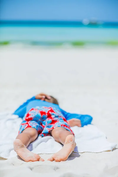 A kisfiú lába pihenhetnek a nyári strand — Stock Fotó