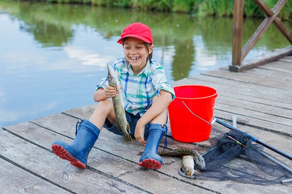 Cute boy enjoyed the fishing — Stock Photo, Image