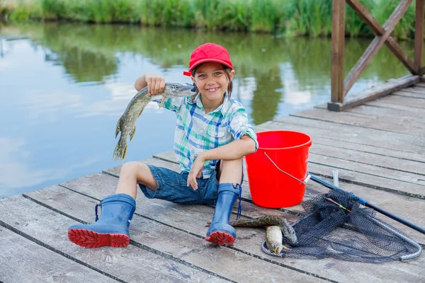 Rapaz bonito apreciou a pesca — Fotografia de Stock