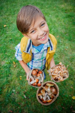 Sevimli çocuk ormanda bulunan yabani mantar ile