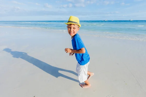 Rapaz a divertir-se na praia tropical do oceano. Criança durante as férias em família . — Fotografia de Stock