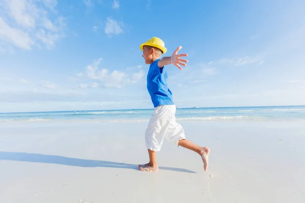 Garçon s'amuser sur la plage de l'océan tropical. Enfant pendant les vacances en famille en mer . — Photo