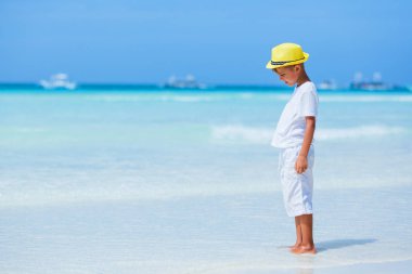 Çocuk tropikal okyanus plaj eğleniyor. Aile deniz tatil sırasında çocuk.