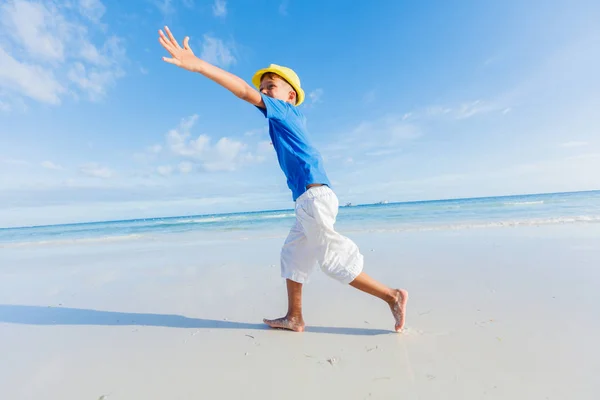 在热带海洋沙滩上玩耍的男孩。孩子在家庭海度假期间. — 图库照片