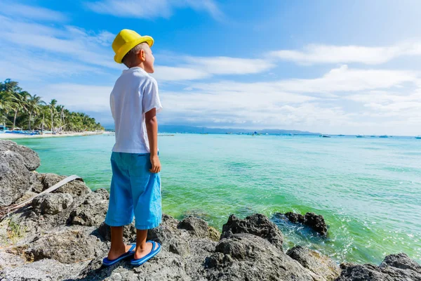 Çocuk tropikal okyanus plaj eğleniyor. Aile deniz tatil sırasında çocuk. — Stok fotoğraf