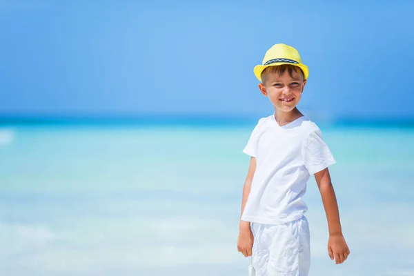 Хлопчик розважається на пляжі тропічного океану. Малюк під час сімейних морських канікул . — стокове фото