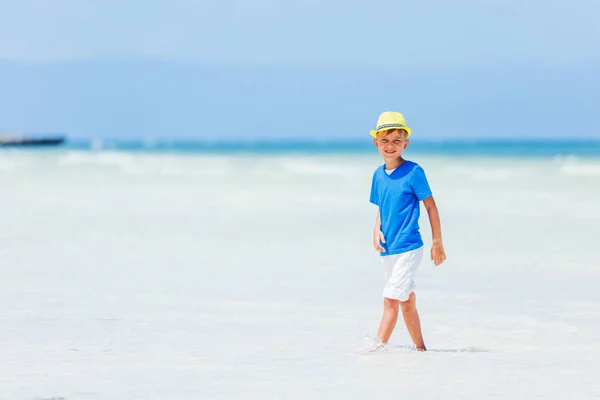 Jongen plezier op tropische oceaan strand. Kid tijdens familie zee vakantie. — Stockfoto