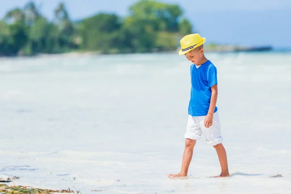 Jongen plezier op tropische oceaan strand. Kid tijdens familie zee vakantie. — Stockfoto